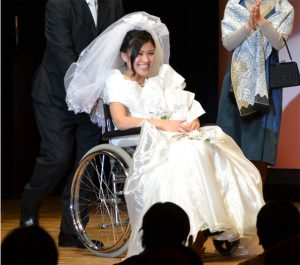 車イスを利用される方が、結婚式やパーティでも簡単に着用できる素敵なドレスを、その方の状況に合った機能性・デザインでお仕立てをいたします