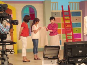 ＮＨＫスタジオにて収録 ユニバーサルファッションリメイク方法を解説中 NHK番組『すてきにハンドメイド』出演